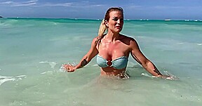 je le suce sous la douche en rentrant de la plage